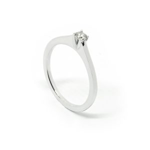 Anillo Solitario Clásico Punta