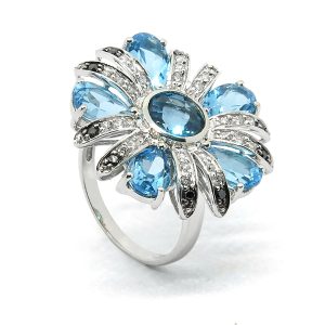 Anillo Flor de Topacios Azules con Diamantes Blancos y Negros